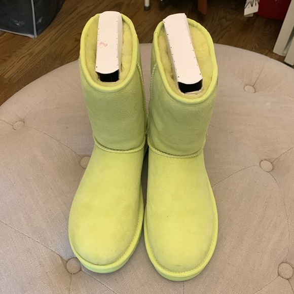 - SOLD - Amazing lime green 100% authentic mid-rise UGG boots.  Gorgeous! - Picture 1 of 4